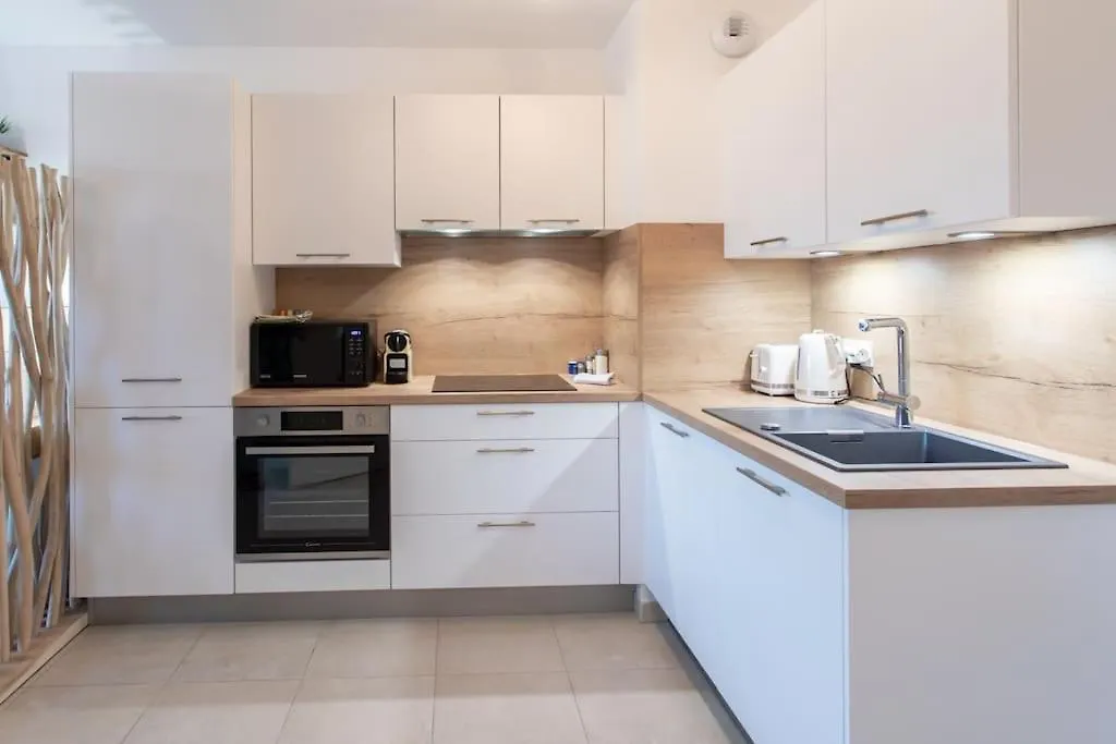 A12 - 1 Bdr Centre Train Station 5 Min Sea - Ac, Parking & Terrace Apartment Antibes 0*,  France
