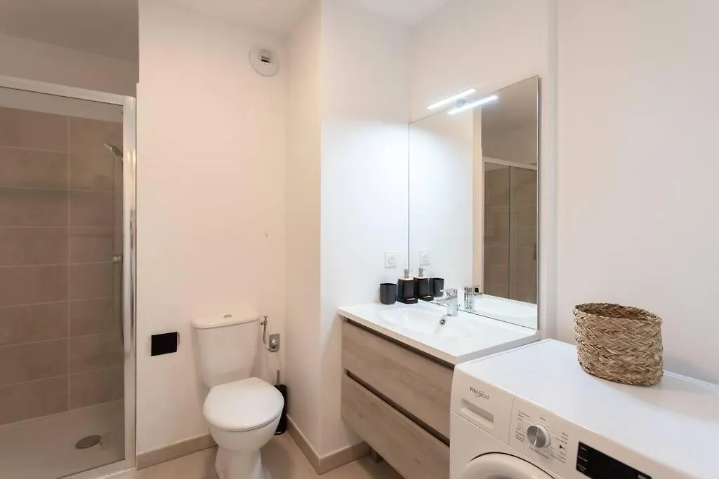 A12 - 1 Bdr Centre Train Station 5 Min Sea - Ac, Parking & Terrace Apartment Antibes France