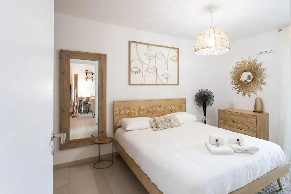 A12 - 1 Bdr Centre Train Station 5 Min Sea - Ac, Parking & Terrace Apartment Antibes 0*,  France
